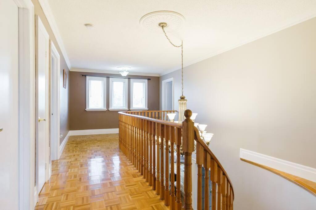 Beautiful Home 4 Bed, 3 Bath, Garage, Backyard! Mississauga Exteriör bild