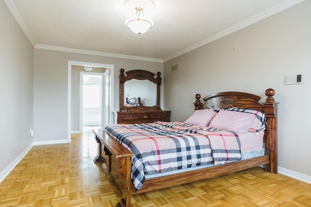 Beautiful Home 4 Bed, 3 Bath, Garage, Backyard! Mississauga Exteriör bild