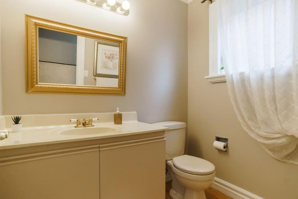 Beautiful Home 4 Bed, 3 Bath, Garage, Backyard! Mississauga Exteriör bild