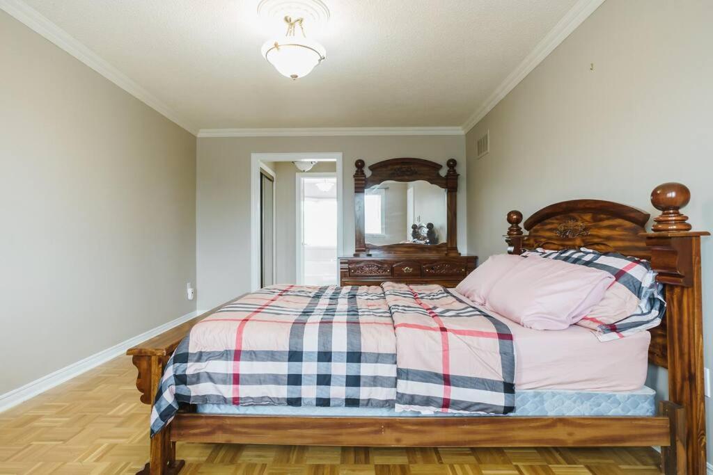 Beautiful Home 4 Bed, 3 Bath, Garage, Backyard! Mississauga Exteriör bild