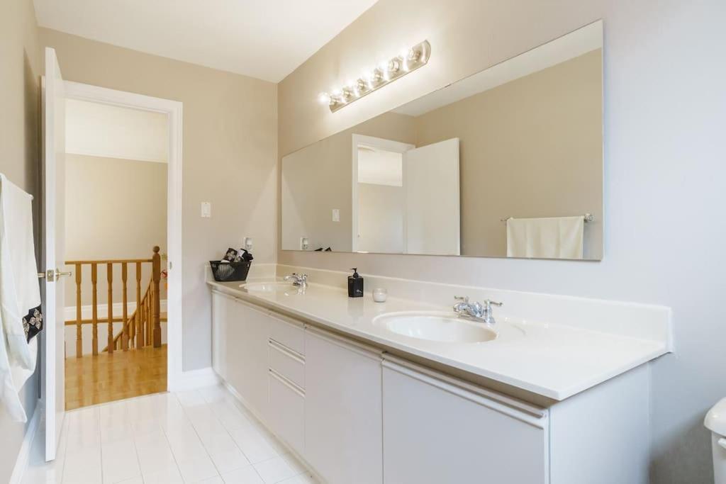 Beautiful Home 4 Bed, 3 Bath, Garage, Backyard! Mississauga Exteriör bild
