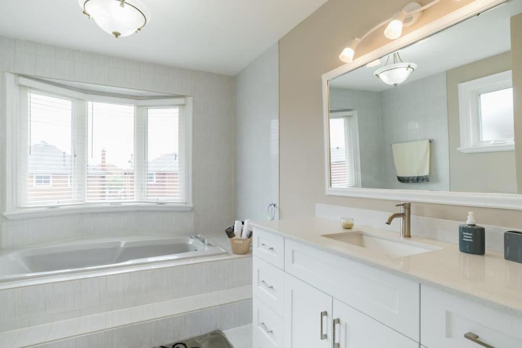 Beautiful Home 4 Bed, 3 Bath, Garage, Backyard! Mississauga Exteriör bild