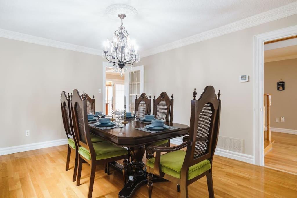 Beautiful Home 4 Bed, 3 Bath, Garage, Backyard! Mississauga Exteriör bild