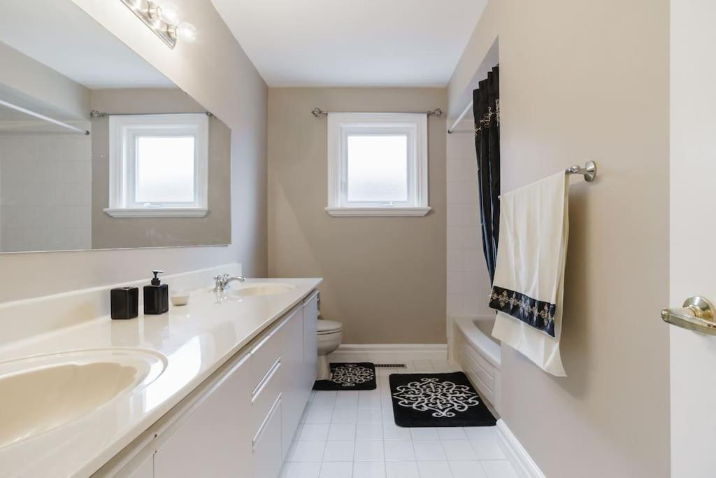 Beautiful Home 4 Bed, 3 Bath, Garage, Backyard! Mississauga Exteriör bild